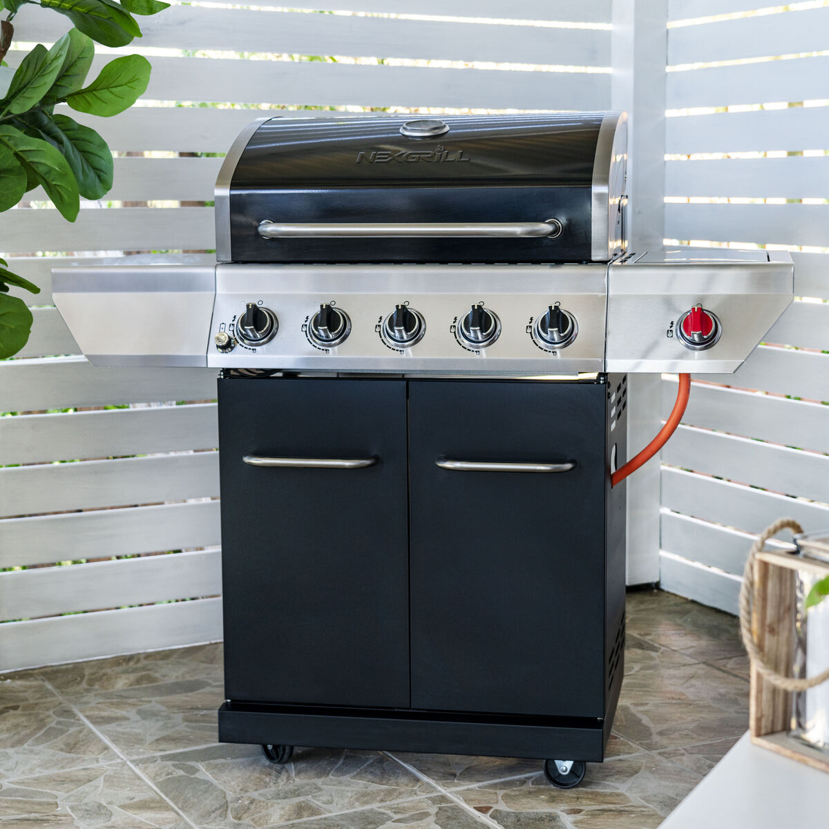 К сожалению гриль очень габаритный и не влезет в обычную машину