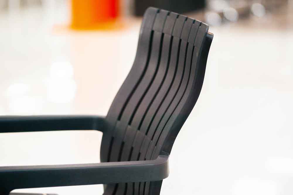 Стул садовый с подлокотниками Rattan CHICAGO из пластика