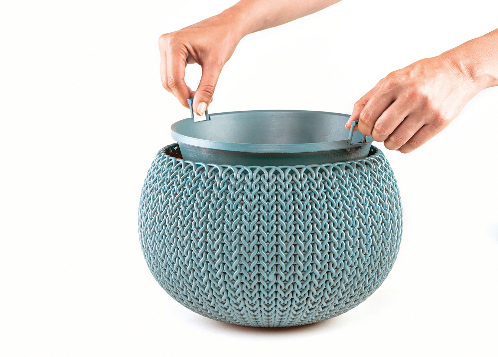 Кашпо Keter COZIES M из пластика ⌀ 36 см, 9,4 л текстура под ротанг